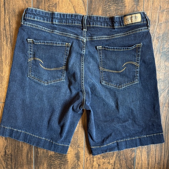 Signature Levi Strauss shorts, denim, Bermuda length, sz 14, like new (D9) - Picture 4 of 5